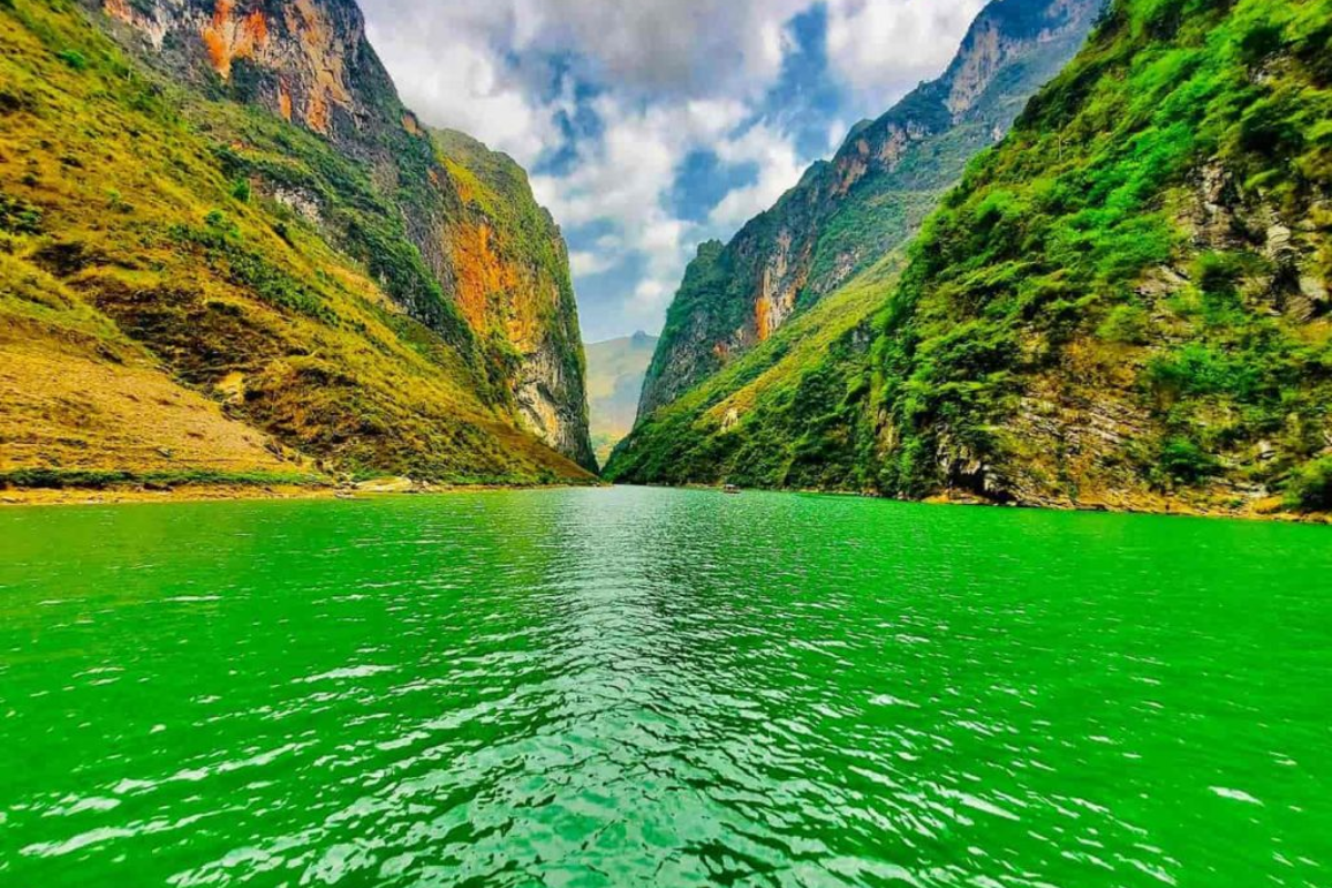 Majestic Tu San Alley with towering cliffs beside the Nho Que River