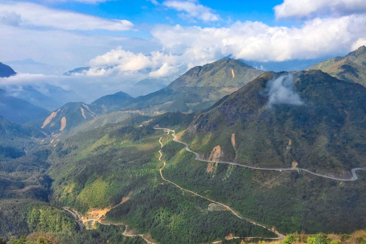 Mist-covered O Quy Ho Pass winding through mountains in Lai Chau