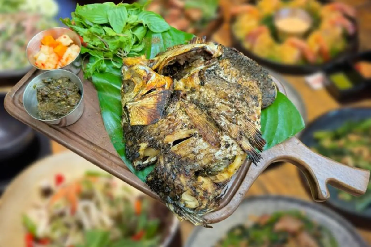 Grilled folded fish or Pa Pinh Top, a traditional Thai dish in Dien Bien
