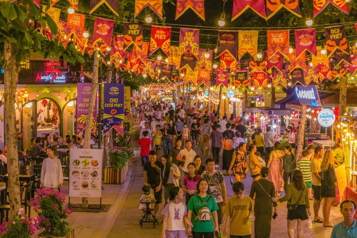 Phu Quoc Night Market filled with food stalls