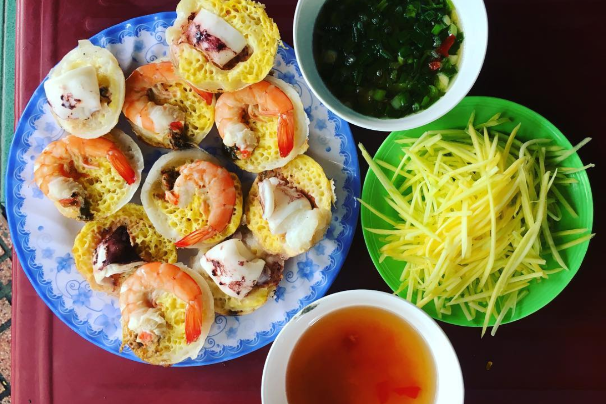 seafood being served on the beach at Hon Rom Island