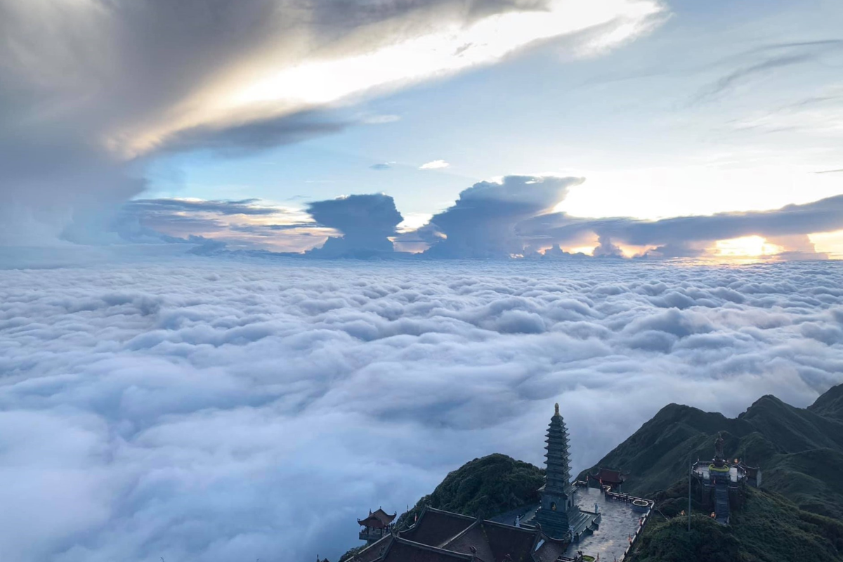 Sea of clouds covering the valleys in Sapa