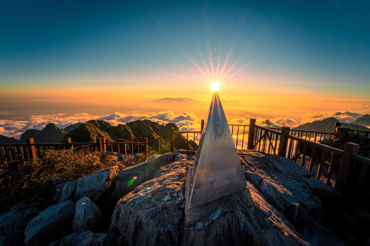 Cloud hunting at Fansipan Mountain in Sapa