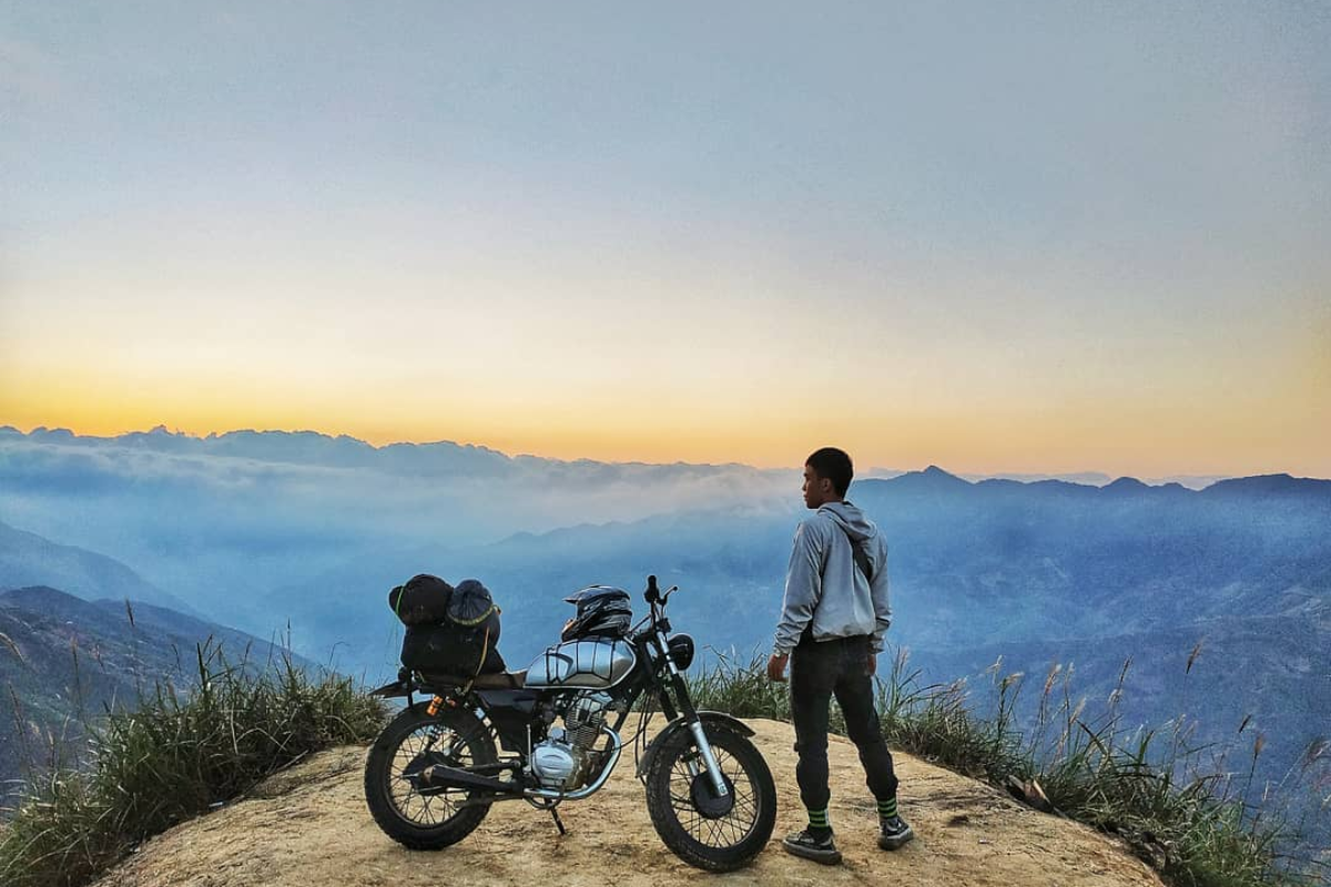 Tourist travel to Ta Xua Peak by motorbike