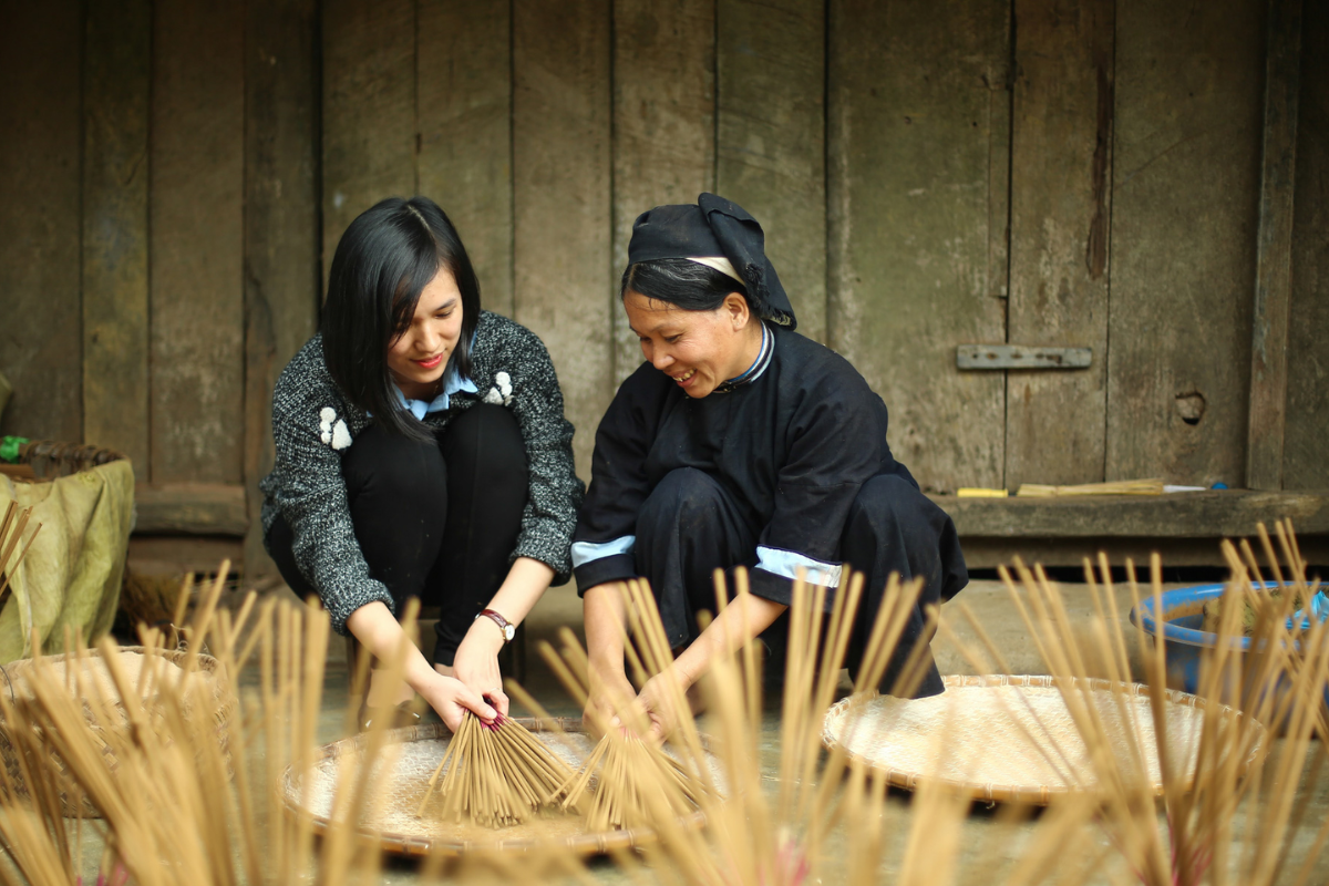 Traveler visiting ethnic village near Ban Gioc Waterfall in February