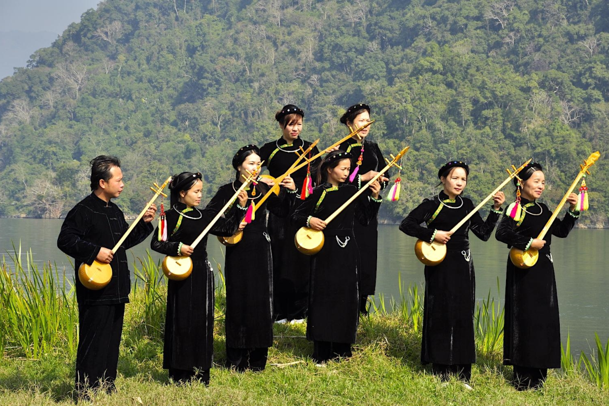Tay villager in Ban Gioc Waterfall