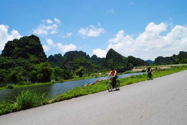 Hoa Lu, Tam Coc,  Bich Dong Day Tour - photo 1
