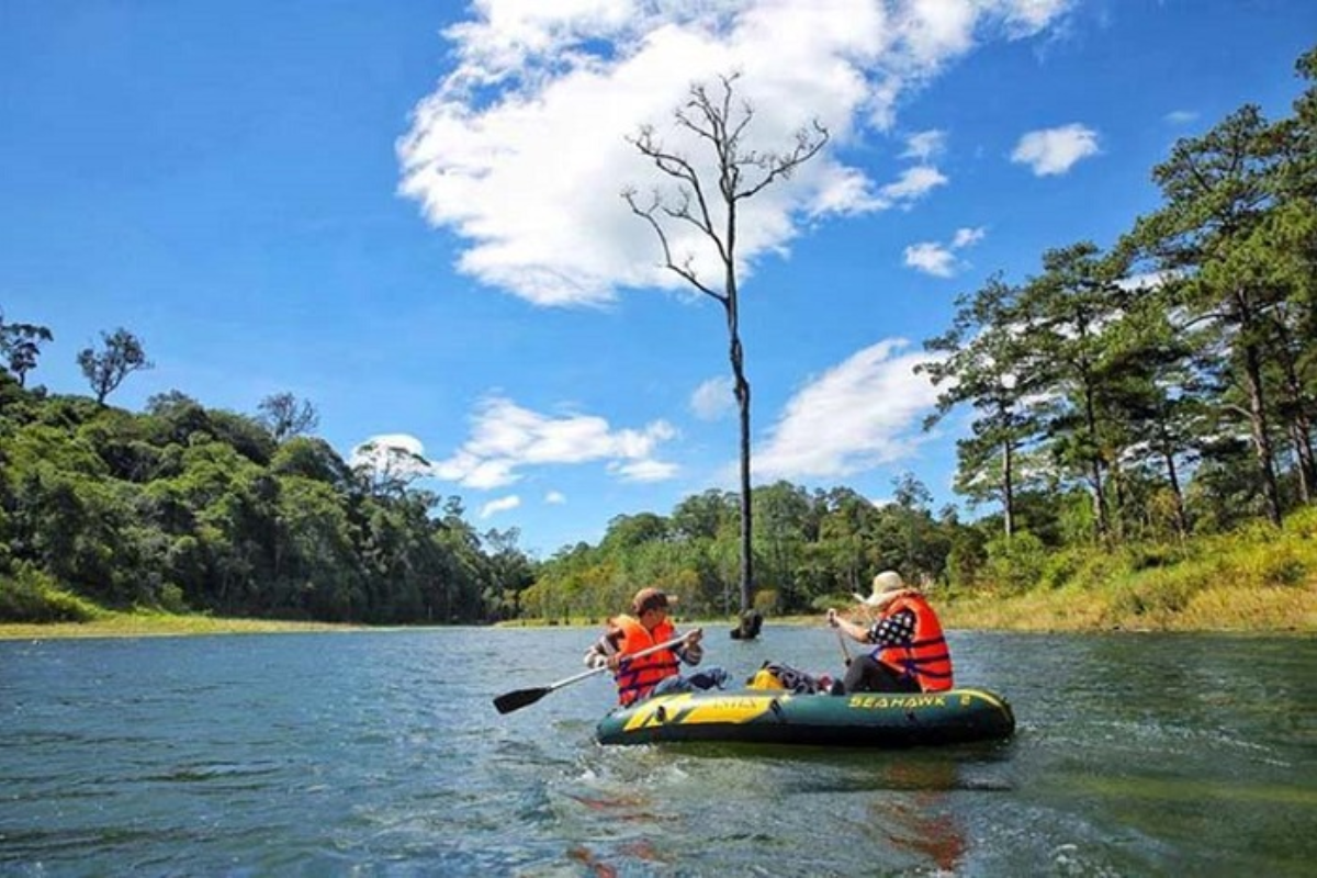 Boat ride on Tuyen Lam Lake