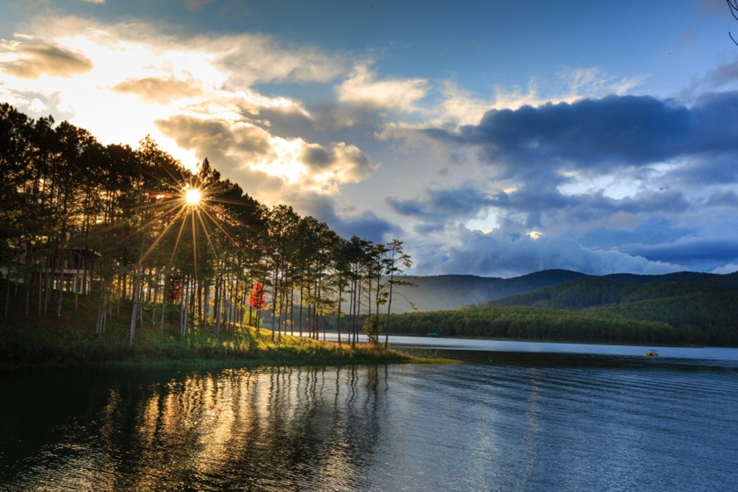 Sunset at Tuyen Lam Lake