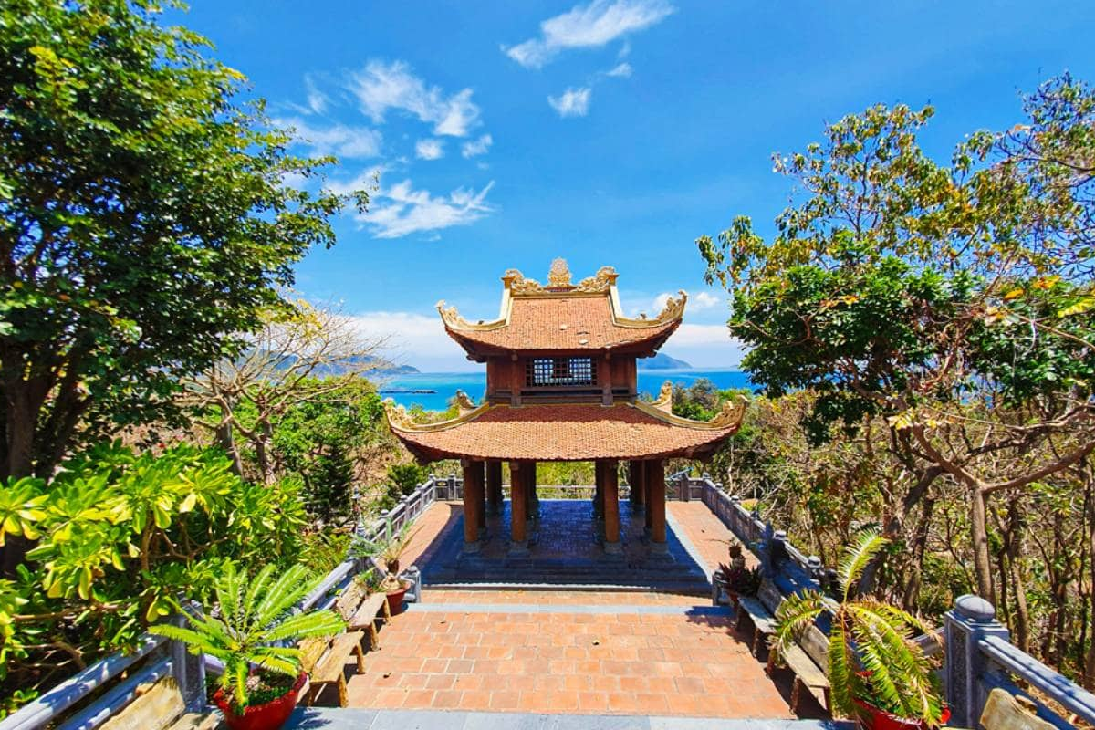 Van Son Pagoda nestled on Nui Mot Mountain, overlooking the East Sea